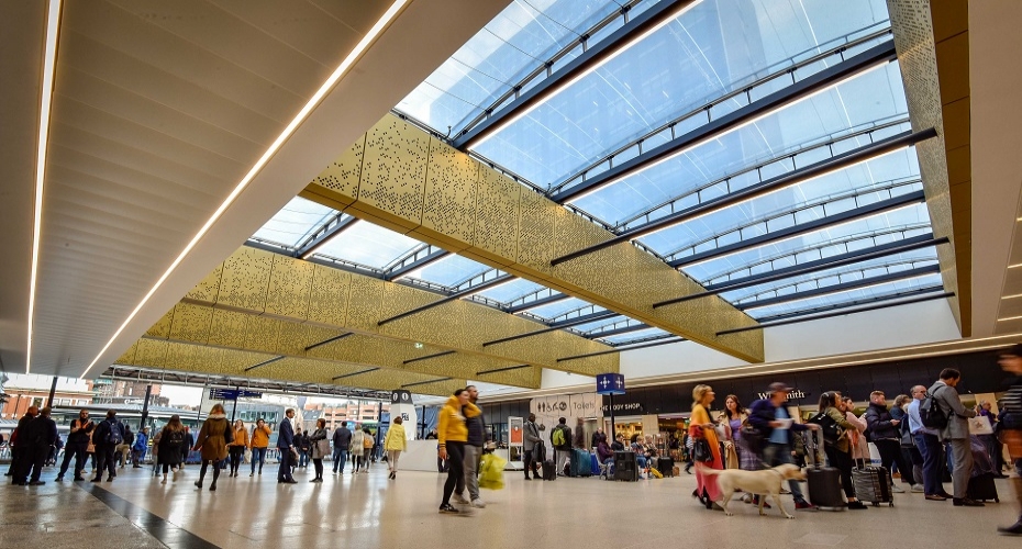 Pioneering lighting system at Leeds Station helps to cheer up passengers on Blue Monday!